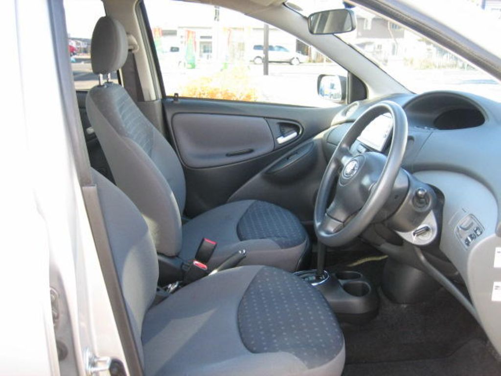 2004 Toyota Vitz