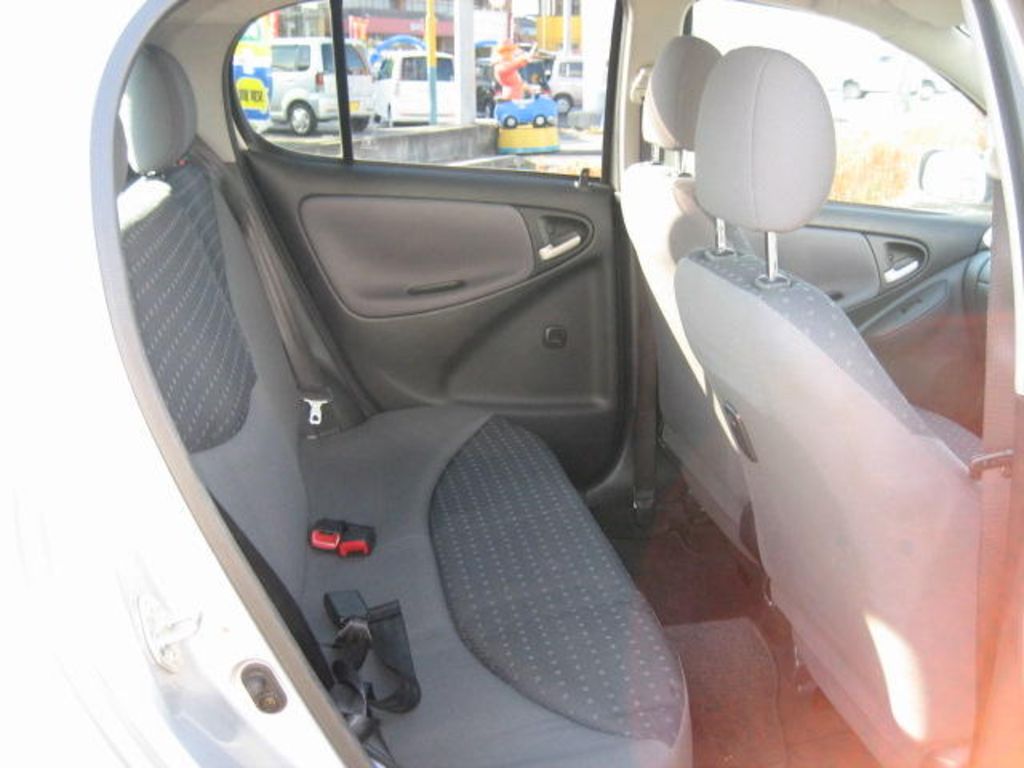 2004 Toyota Vitz