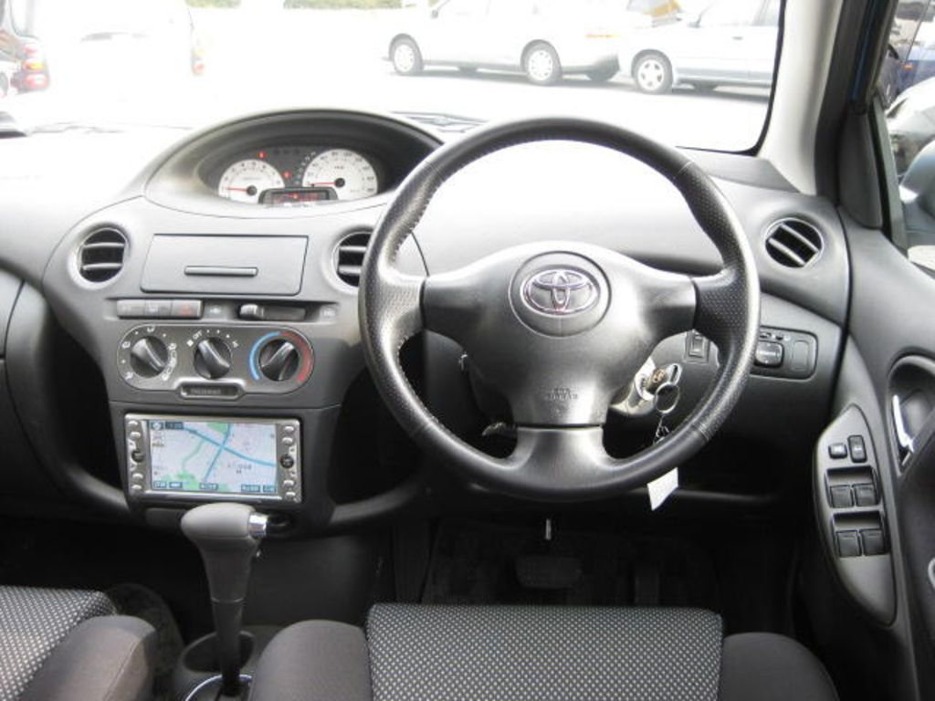 2004 Toyota Vitz