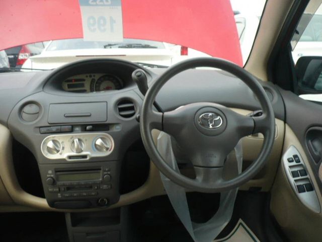 2004 Toyota Vitz