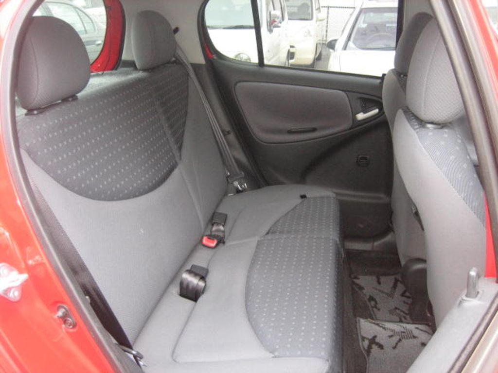 2004 Toyota Vitz