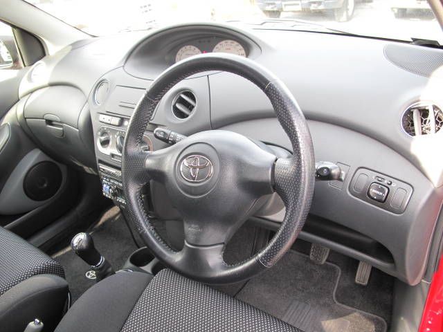 2004 Toyota Vitz