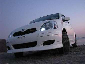 2004 Toyota Vitz Photos