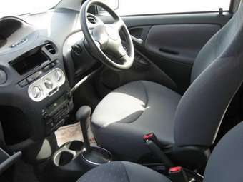 2004 Toyota Vitz Photos