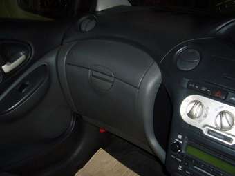 2004 Toyota Vitz Photos