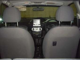 2004 Toyota Vitz Photos