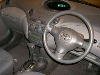 2004 Toyota Vitz Photos