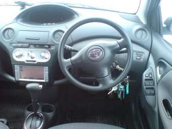 2004 Toyota Vitz Photos