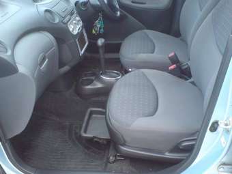 2004 Toyota Vitz Photos