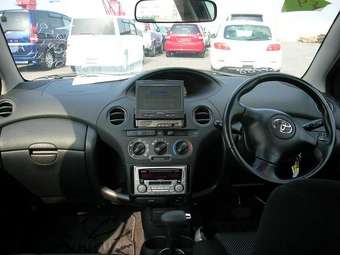 2004 Toyota Vitz Images