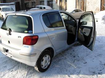 2004 Toyota Vitz Photos
