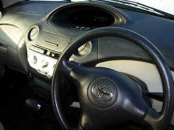 2004 Toyota Vitz Photos