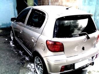 2004 Toyota Vitz Photos