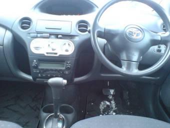 2004 Toyota Vitz Photos