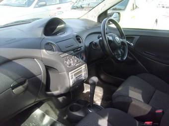 2004 Toyota Vitz Photos