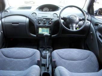 2004 Toyota Vitz Photos