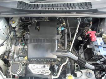 2004 Toyota Vitz Images
