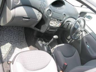 2004 Toyota Vitz Photos