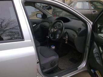 2004 Toyota Vitz Photos