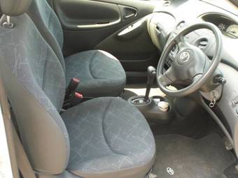 2004 Toyota Vitz Photos