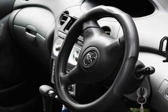 2004 Toyota Vitz Photos