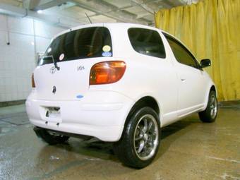 2004 Toyota Vitz Photos