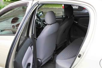 2004 Toyota Vitz Photos