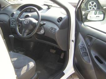 2004 Toyota Vitz Photos