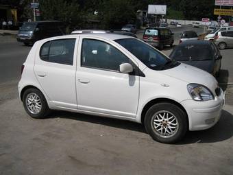 2004 Toyota Vitz Photos