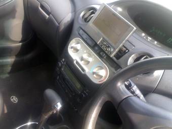 2004 Toyota Vitz Photos