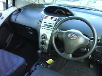 2005 Toyota Vitz Photos