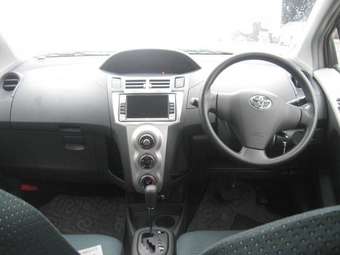 2005 Toyota Vitz Photos
