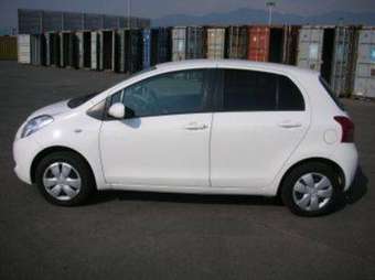 2005 Toyota Vitz Photos