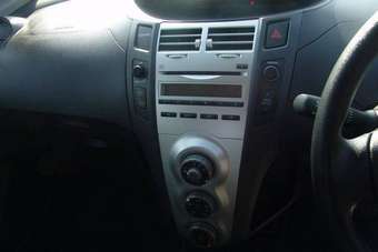 2005 Toyota Vitz Pictures