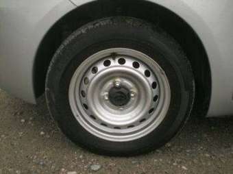 2005 Toyota Vitz Photos