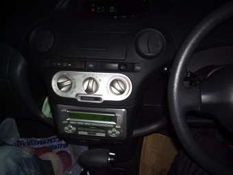 2005 Toyota Vitz Photos