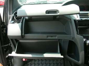 2005 Toyota Vitz Photos