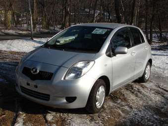 2005 Toyota Vitz Photos