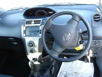 2005 Toyota Vitz Photos