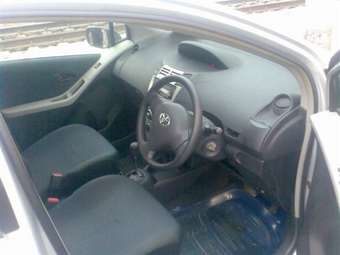 2005 Toyota Vitz Pics