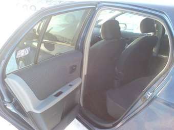 2005 Toyota Vitz Images