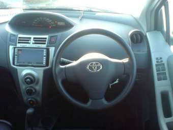 2005 Toyota Vitz Photos