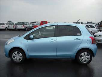 2005 Toyota Vitz Photos