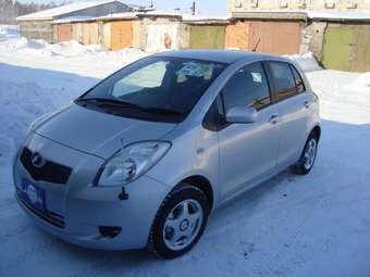 2005 Toyota Vitz Photos