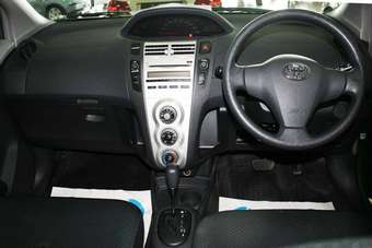 2005 Toyota Vitz Pictures
