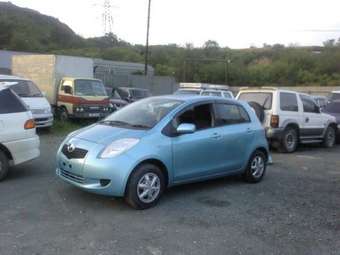 2005 Toyota Vitz Photos