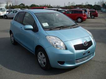 2005 Toyota Vitz Photos