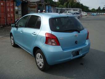 2005 Toyota Vitz Photos