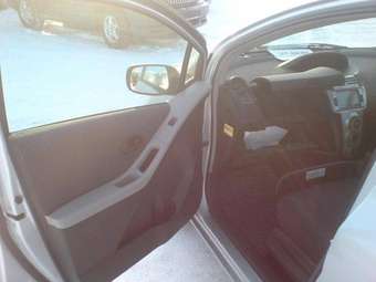 2005 Toyota Vitz Pictures