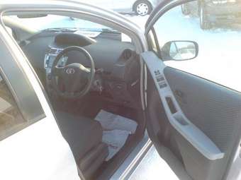 2005 Toyota Vitz Photos